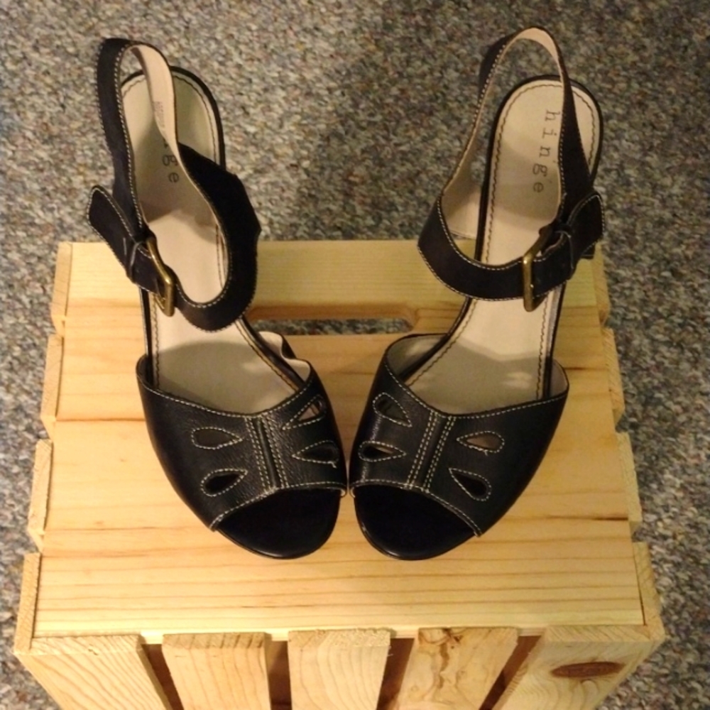 Hinge, black leather, peep toe platform 5inch heels.
